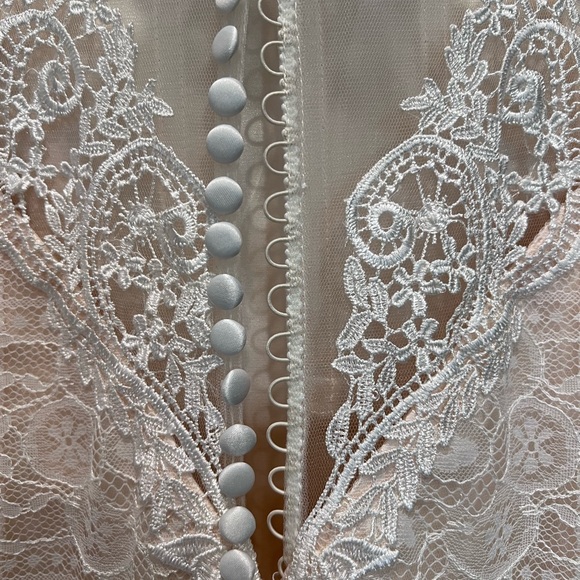 Elegant Lace Wedding Dress - Picture 13 of 15